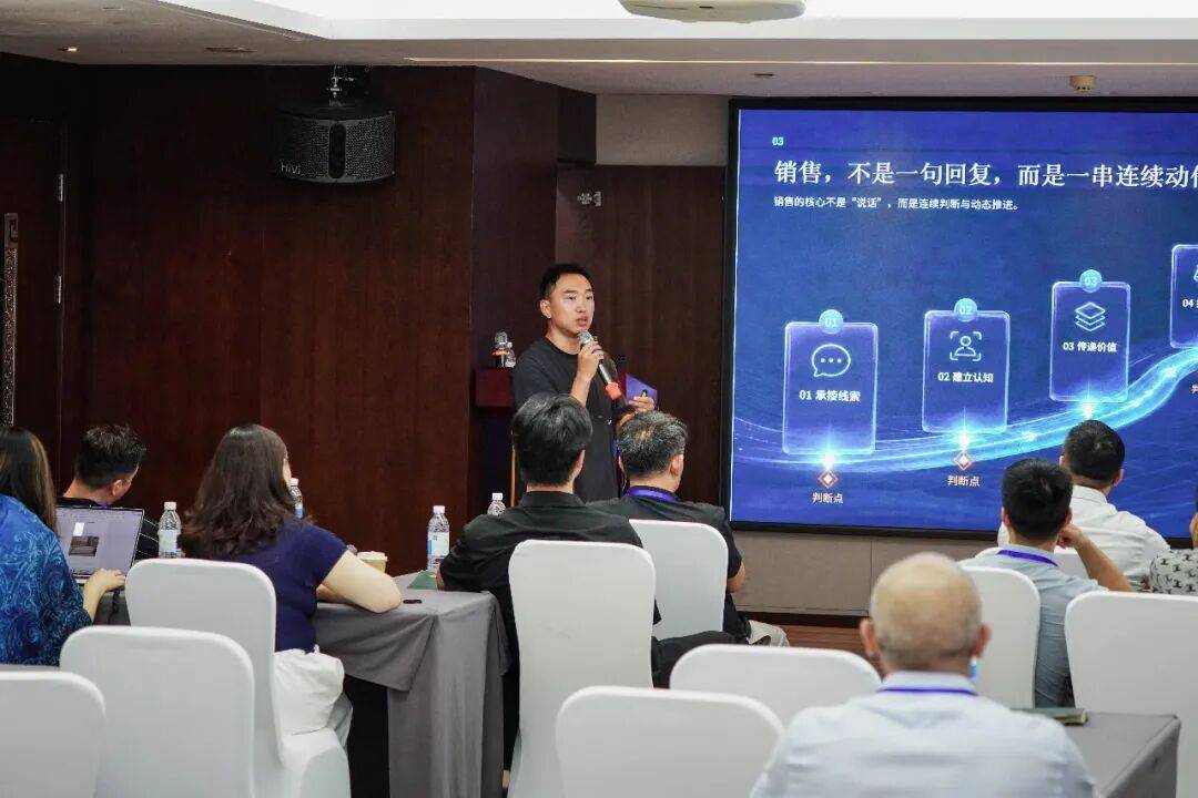 李坤宇结合销售流程讲解客户跟进与动态推进