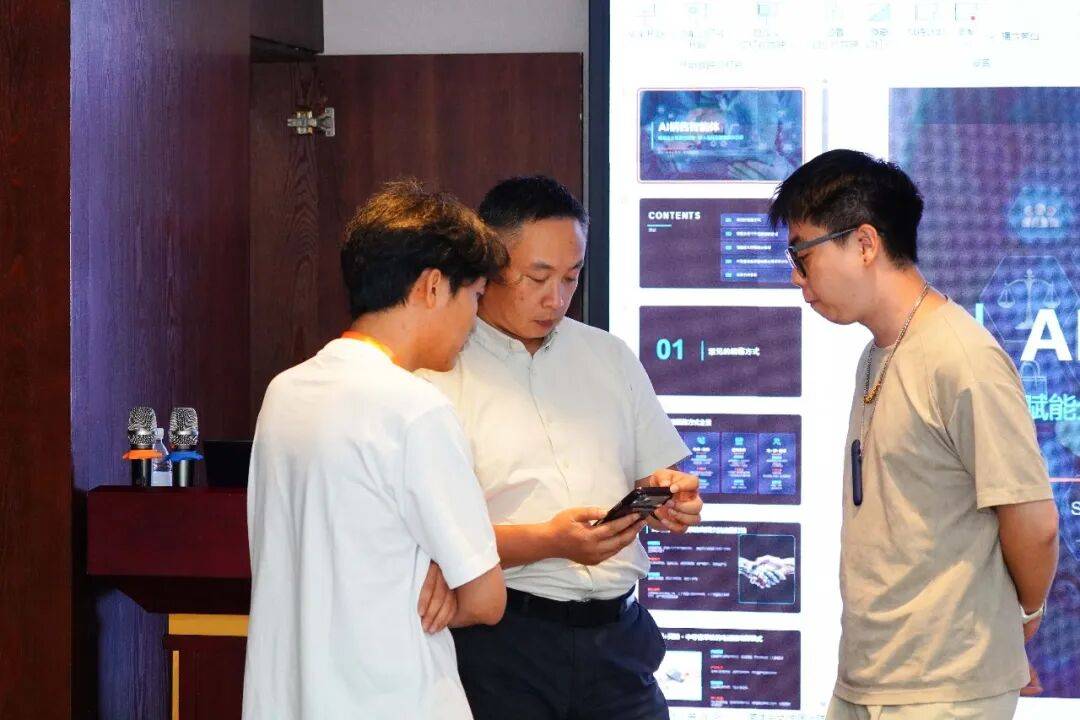 乐途智行员工向企业代表演示并讲解 AI 数字员工